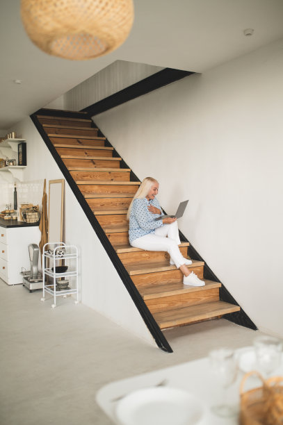 金发自雇女性在家工作图片下载