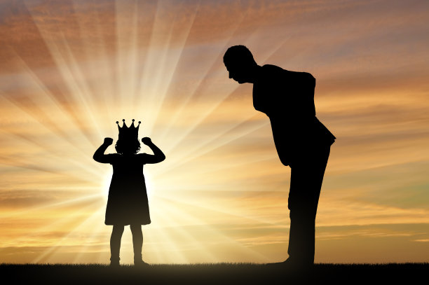 幼稚的自私。不满的父母爸爸和自私的孩子女孩与皇冠尖叫和淘气图片下载