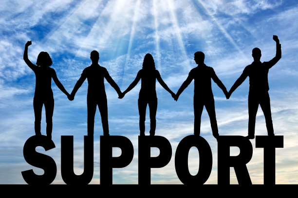 剪影一群快乐的人，五人手牵着手，站在一个字的支持图片下载