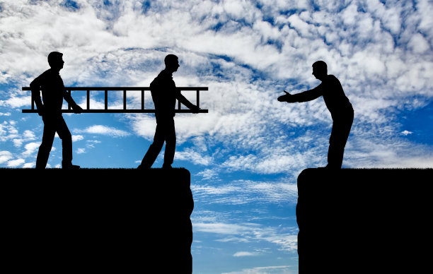 两个男人扛着梯子，为另一个男人穿过深渊铺路图片下载