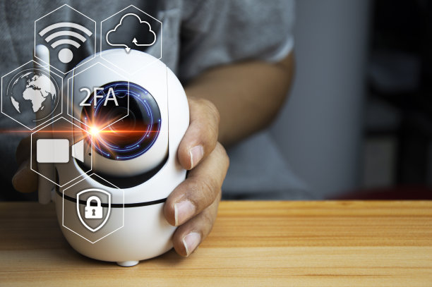 使用IP摄像头的安全概念，白色IP摄像头躺在木地板上，男人使用IP摄像头图片下载