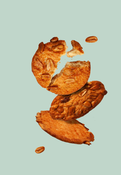 蓝色背景上花生飞的圆饼干图片下载