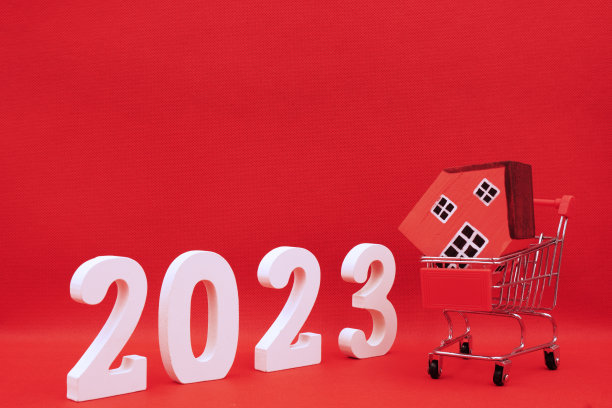 2023数字与红色礼盒在购物车上的红色图案背景- 2022年年底和2023年新年快乐概念-网上购物盒，营销推广广告设计-假期图片下载