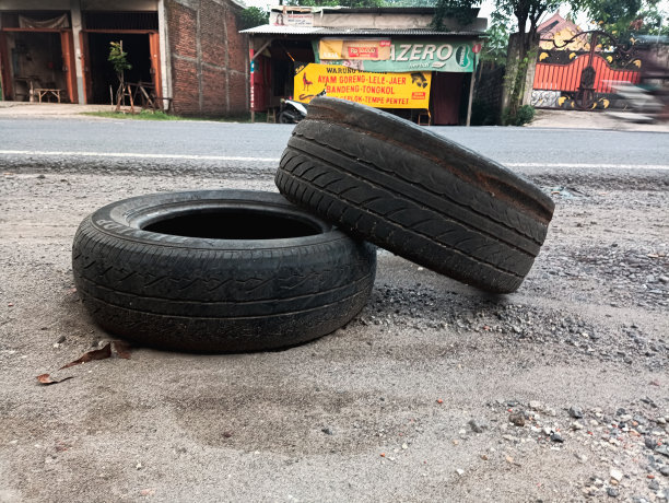 路边躺着的旧轮胎图片下载