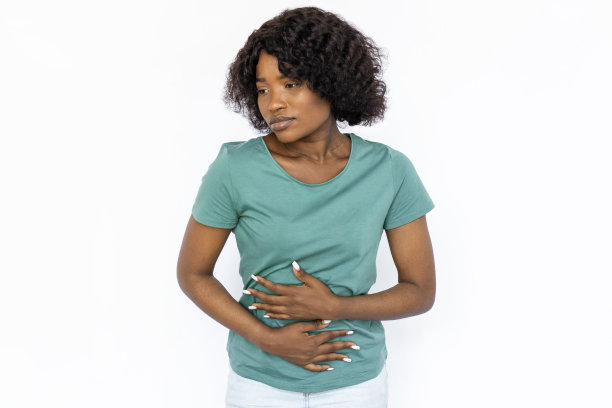 悲伤的年轻女子抱着她的肚子图片下载