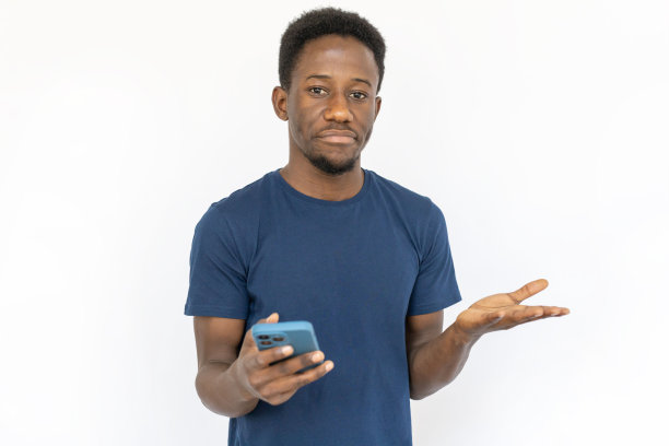 拿着手机的可疑男子看起来很失望图片下载