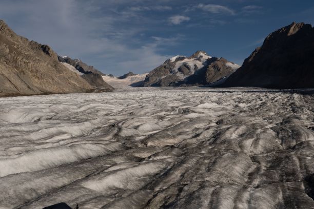 瑞士Fieschertal夜晚天空下雪山的美丽照片图片下载