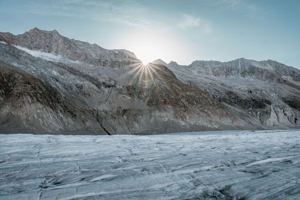 瑞士Fieschertal，阳光明媚的天空下雪山的美丽照片图片下载