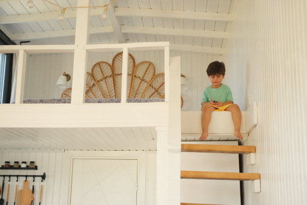 可爱的孩子们从房子的露台往外看图片下载