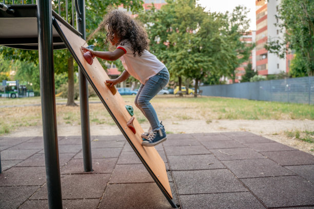 从事户外活动的爱好运动的孩子图片下载
