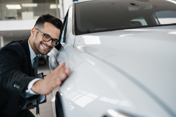 汽车推销员在检查新车图片下载