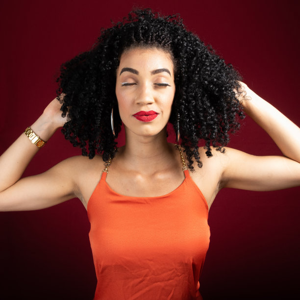 画像年轻美丽的女人，专注，闭着眼睛，甩着头发图片下载