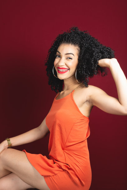 画像年轻美丽，快乐的女人坐在木凳上图片下载