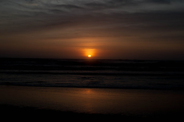 在一个美丽的日子里，海上日出的照片图片下载