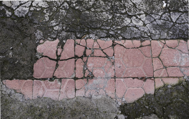 碎裂的粉色路面瓷砖和灰色混凝土背景和墙纸纹理图片下载