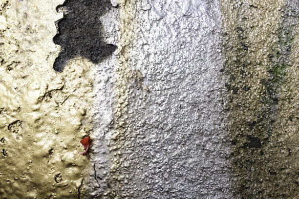 旧的混凝土墙与剥落的金色、银色和黑色油漆背景纹理图片下载