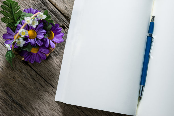 打开笔记与离合器型铅笔在木背景图片下载