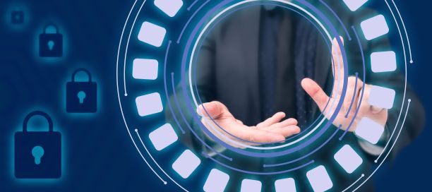 男子手持平板电脑，按下虚拟按钮。商务人员携带平板敲击开关图片下载