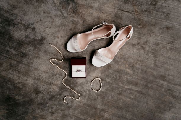 俯视图的一个优雅的婚礼高跟鞋，珍珠和戒指图片下载