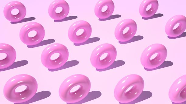 抽象的粉色背景塑料甜甜圈图片下载