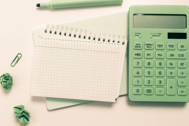 办公文具，记事本，尺子，订书机，剪刀，回形针，夹子，夹板，放在桌子上面图片下载