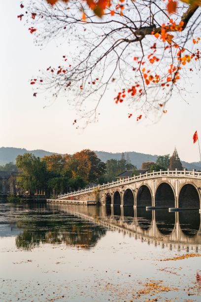 秋天，十七孔桥和它在昆明湖表面的倒影图片下载