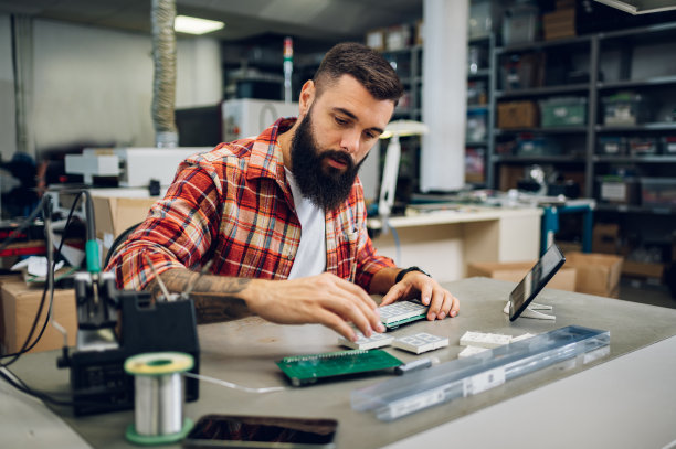 在专业车间工作的电子工程师图片下载