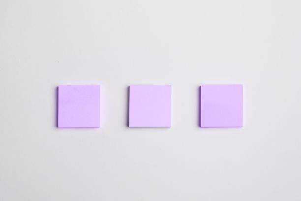 办公文具，记事本，尺子，订书机，剪刀，回形针，夹子，夹板，放在桌子上面图片下载