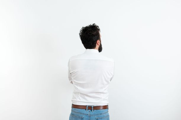 男人向后站着。考虑计划的商人。聪明的策略。图片下载