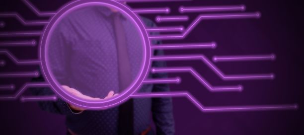 男子手持平板电脑，按下虚拟按钮。商务人员携带Pad敲击开关图片下载