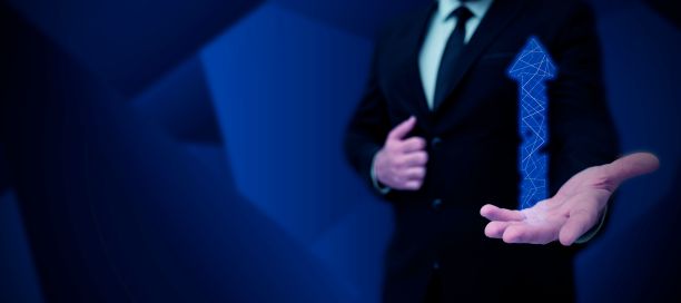 男子手持平板，按下虚拟图形。商务人员携带平板敲击开关图片下载