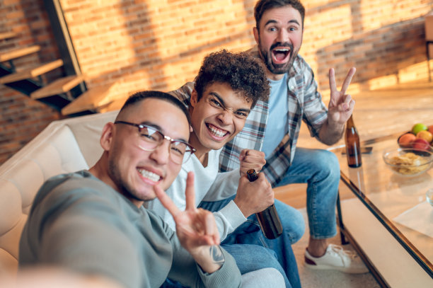 有趣的家伙用智能手机自拍图片下载