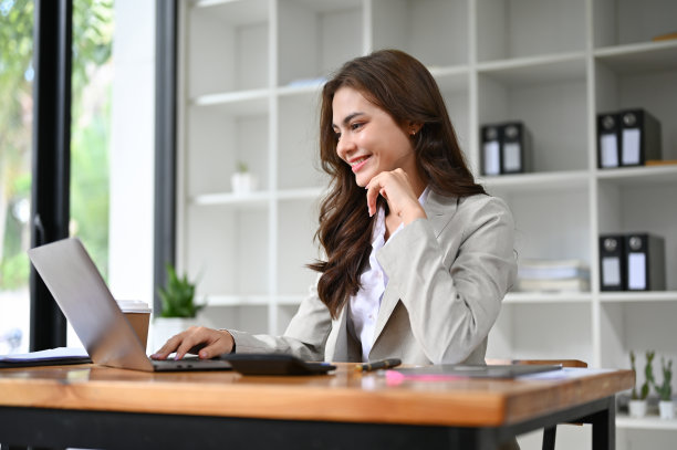 漂亮的年轻白人女商人或女CEO在笔记本电脑上工作图片下载