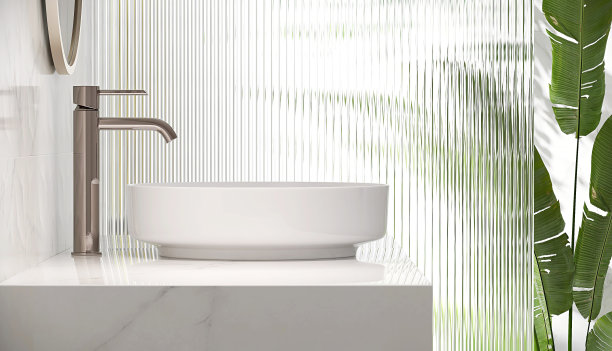 现代简约的浴室梳妆台设计，大理石台面和白色圆形陶瓷脸盆，芦苇玻璃隔断和香蕉树从窗户的阳光图片下载