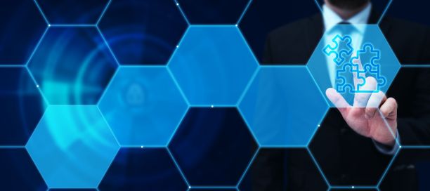 男子手持平板，按下虚拟图形。商务人员携带Pad敲击开关图片下载