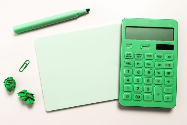 办公文具，记事本，尺子，订书机，剪刀，回形针，夹子，夹板，放在桌子上面图片下载