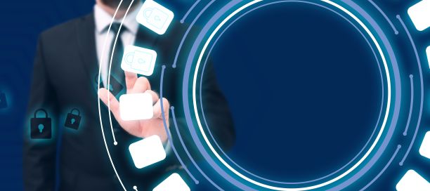 男子手持平板电脑，按下虚拟按钮。商务人员携带Pad敲击开关图片下载