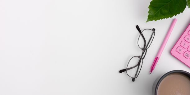 办公文具，记事本，尺子，订书机，剪刀，回形针，夹子，夹板，放在桌子上面图片下载