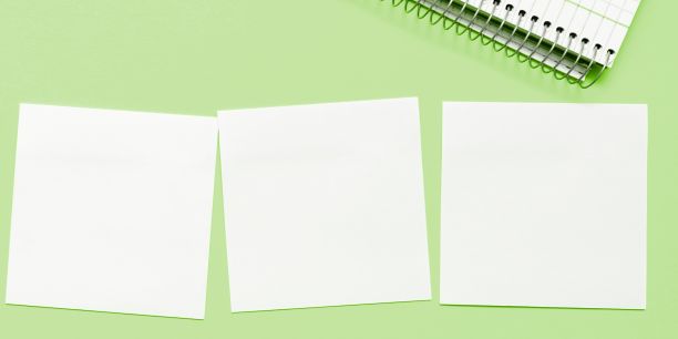 办公文具，记事本，尺子，订书机，剪刀，回形针，夹子，夹板，放在桌子上面图片下载