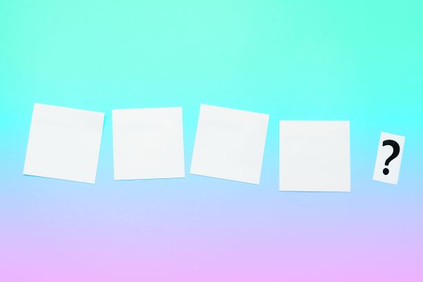 办公桌上的办公用品有键盘，眼镜和咖啡杯，学校公用设施图片下载