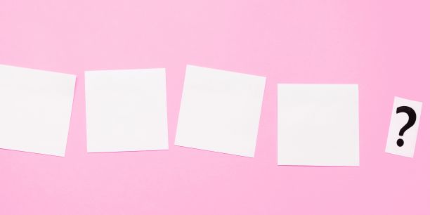 办公文具，记事本，尺子，订书机，剪刀，回形针，夹子，夹板，放在桌子上面图片下载