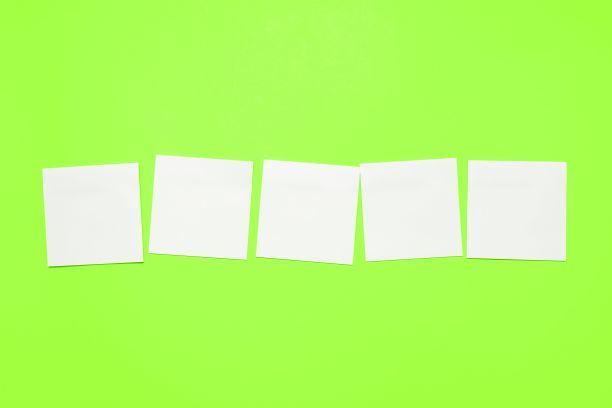 办公文具，记事本，尺子，订书机，剪刀，回形针，夹子，夹板，放在桌子上面图片下载