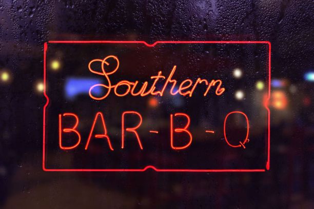 雨天窗口的南方烧烤标志图片下载