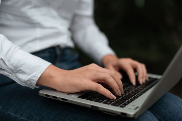 学校视频会议，远程工作，计算机演示，互联网搜索浏览图片下载