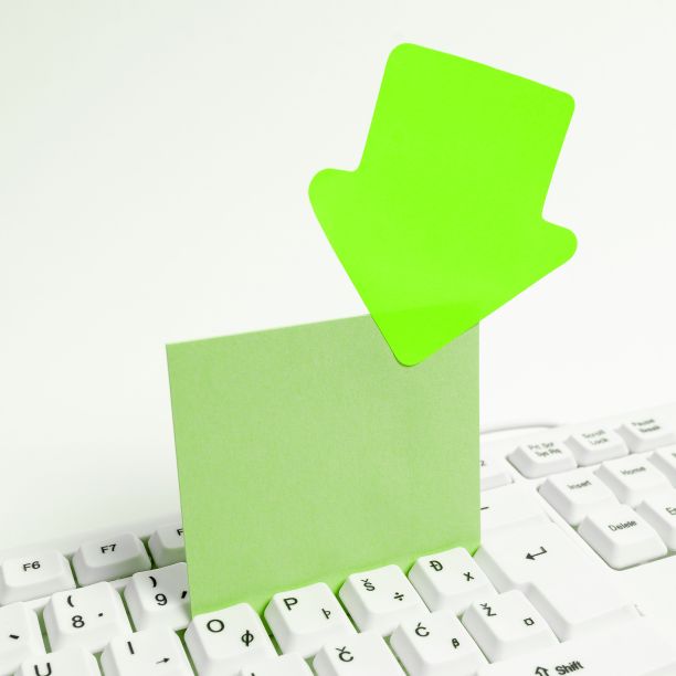 办公桌上的办公用品有键盘，眼镜和咖啡杯，学校公用设施图片下载