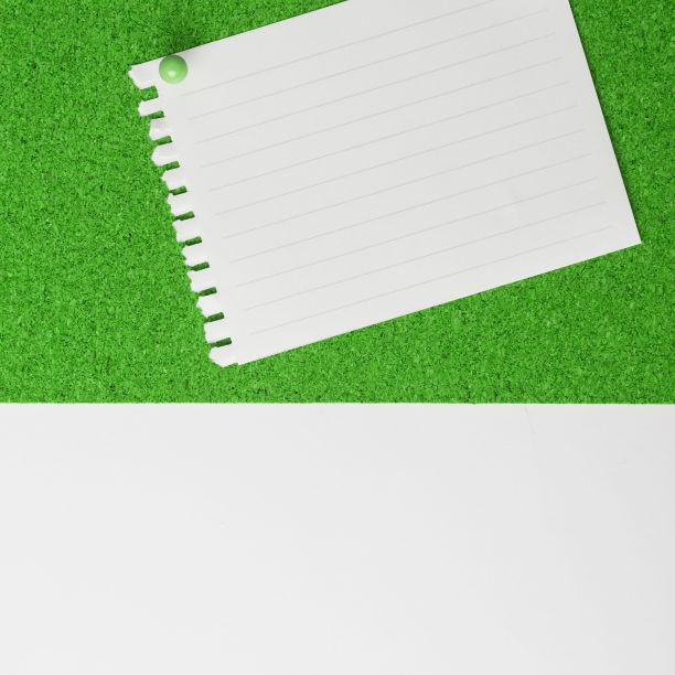 办公桌上的办公用品有键盘，眼镜和咖啡杯，学校公用设施图片下载