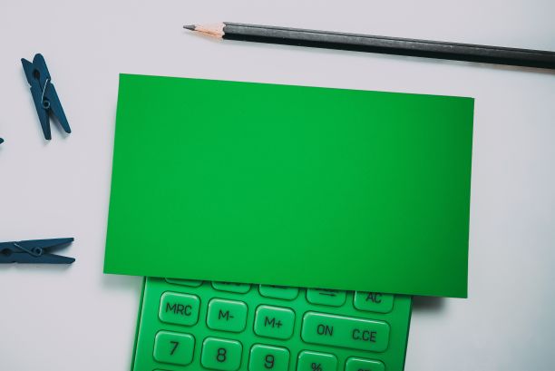 办公文具，记事本，尺子，订书机，剪刀，回形针，夹子，夹板，放在桌子上面图片下载