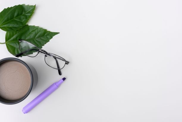 办公文具，记事本，尺子，订书机，剪刀，回形针，夹子，夹板，放在桌子上面图片下载