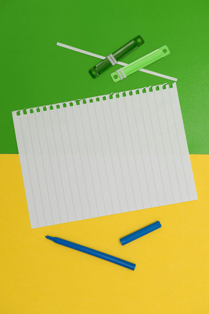 办公桌上的办公用品有键盘，眼镜和咖啡杯，学校公用设施图片下载