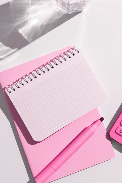 办公文具，记事本，尺子，订书机，剪刀，回形针，夹子，夹板，放在桌子上面图片下载